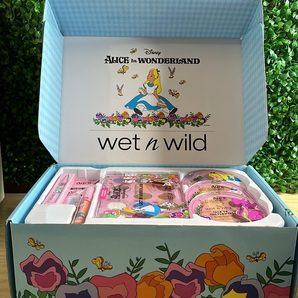 Wet N Wild Alice In Wonderland Limited Edition Pr Box - Makeup Set - Picture 8 of 15